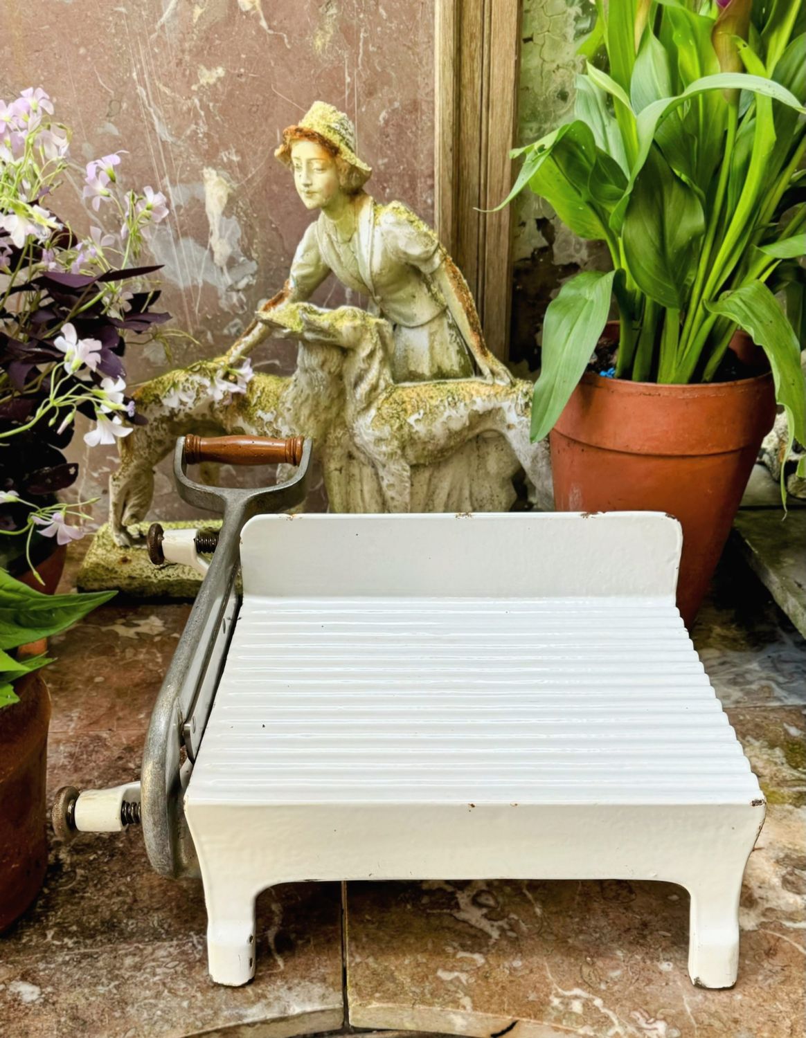 Antieke handbediende kaassnijmachine – Gegoten en gesmeed ijzer, geëmailleerd, ca. eerste helft 20e eeuw