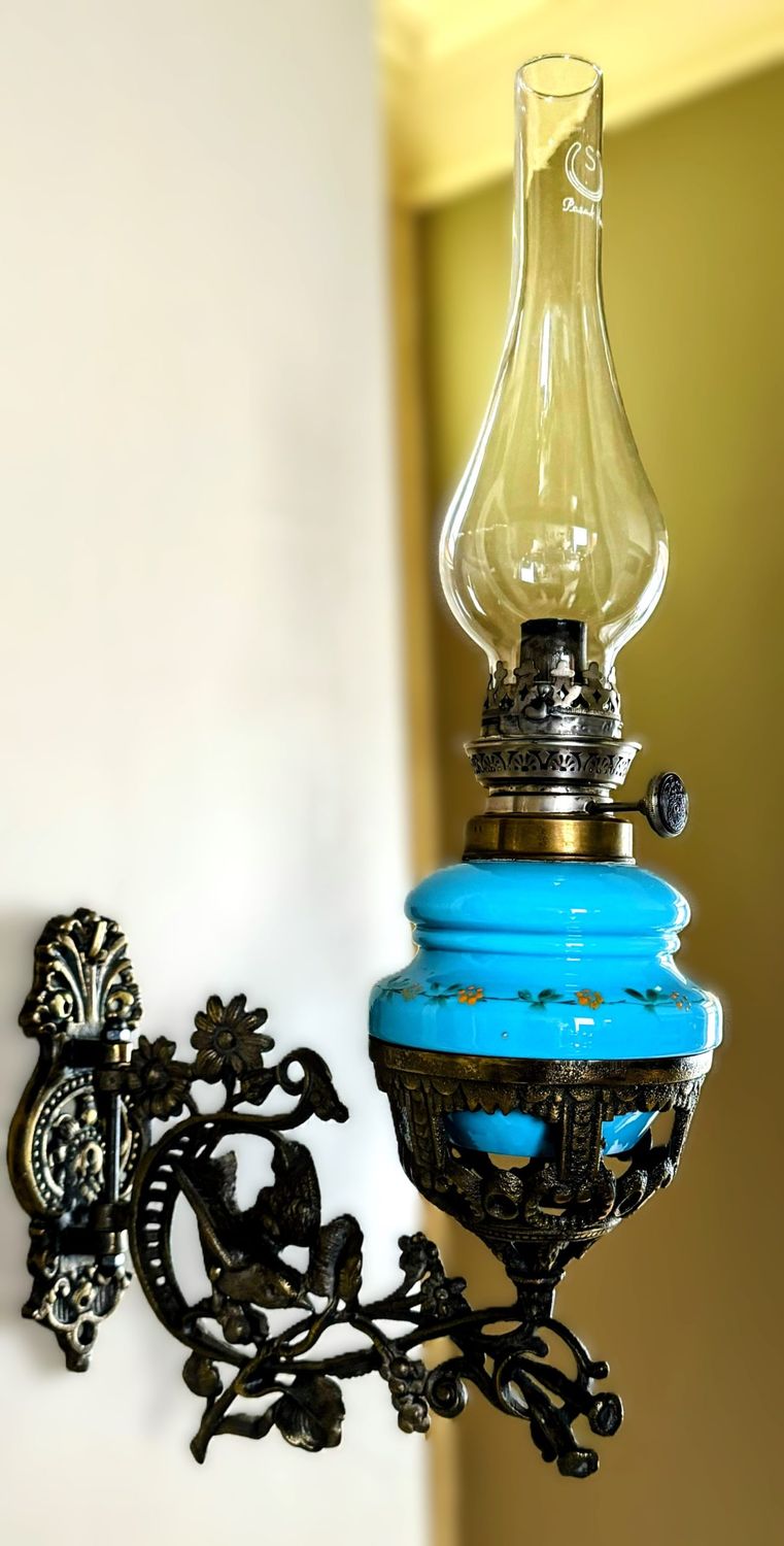 Antieke wandgemonteerde blauwe olielamp met decoratieve bronzen beugel - Hugo Schneider Leipzig jaren 1920