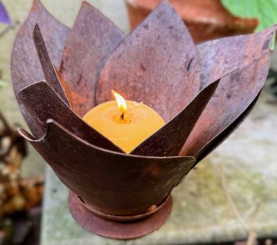 Unieke bloemvormige kandelaar in roestig Cortenstaal – rustiek en verfijnd Unieke bloemvormige kandelaar in roestig Cortenstaal – rustiek en verfijnd