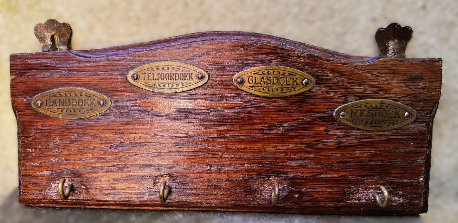 Antiek handdoekrekje met originele functienaam‑plaatjes – ca. vroege 20ste eeuw