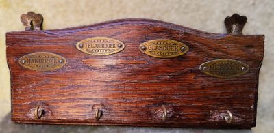 Antiek handdoekrekje met originele functienaam‑plaatjes – ca. vroege 20ste eeuw Antiek handdoekrekje met originele functienaam‑plaatjes – ca. vroege 20ste eeuw