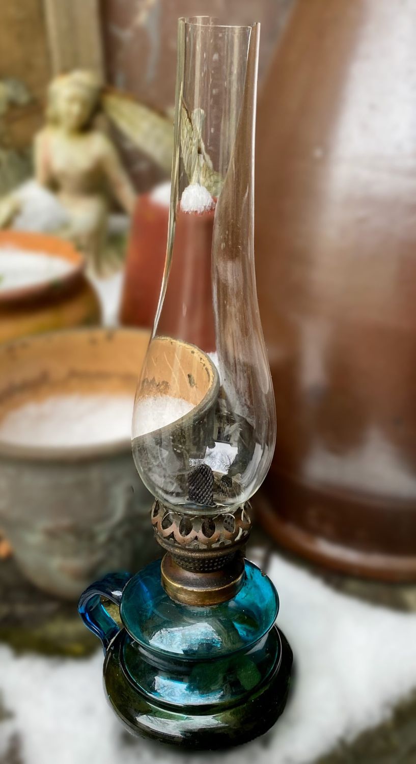Antiek blauwgeel glazen olielampje gebruikt als nachtlampje – Duitsland, ca. begin 20e eeuw