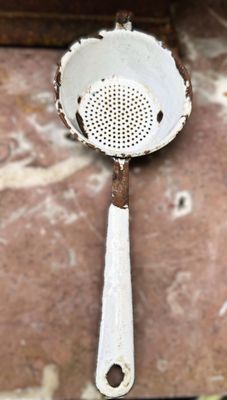 Antiek doorleefd geëmailleerd steel theezeefje met handvat en haak – begin 20e eeuw