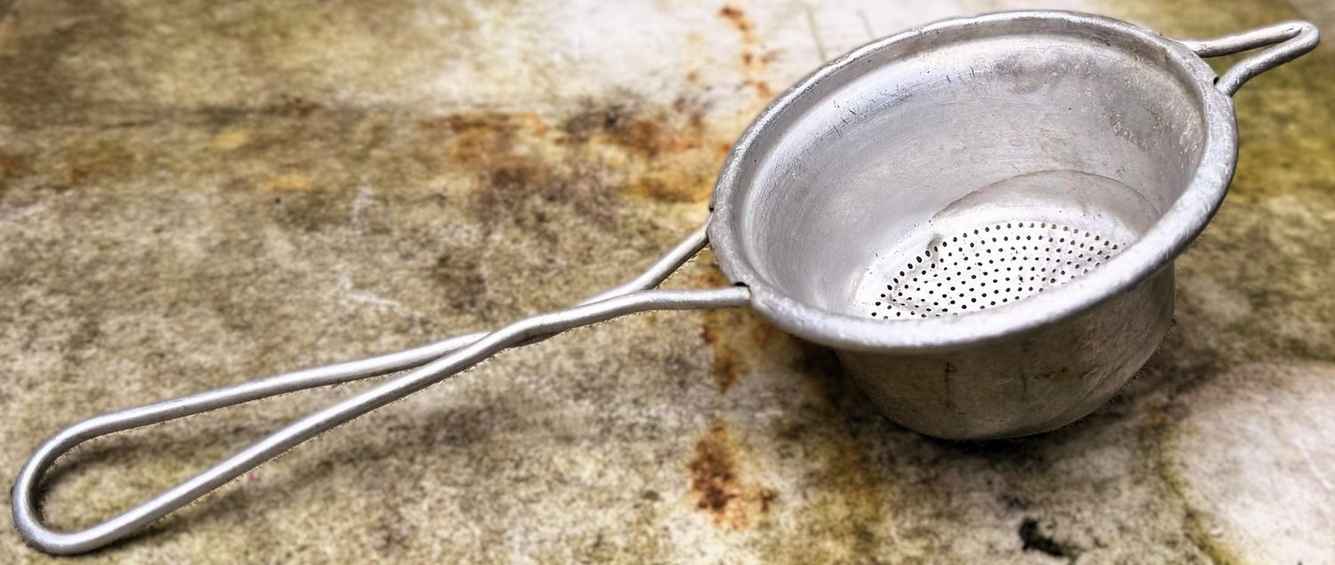 Antiek aluminium theezeefje met handvat en haak – begin 20e eeuw