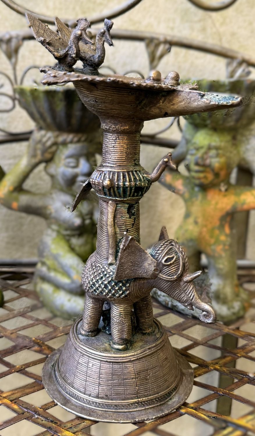 Antieke Diya-olielamp met olifant- en pauwfiguren – India ca. 1910
