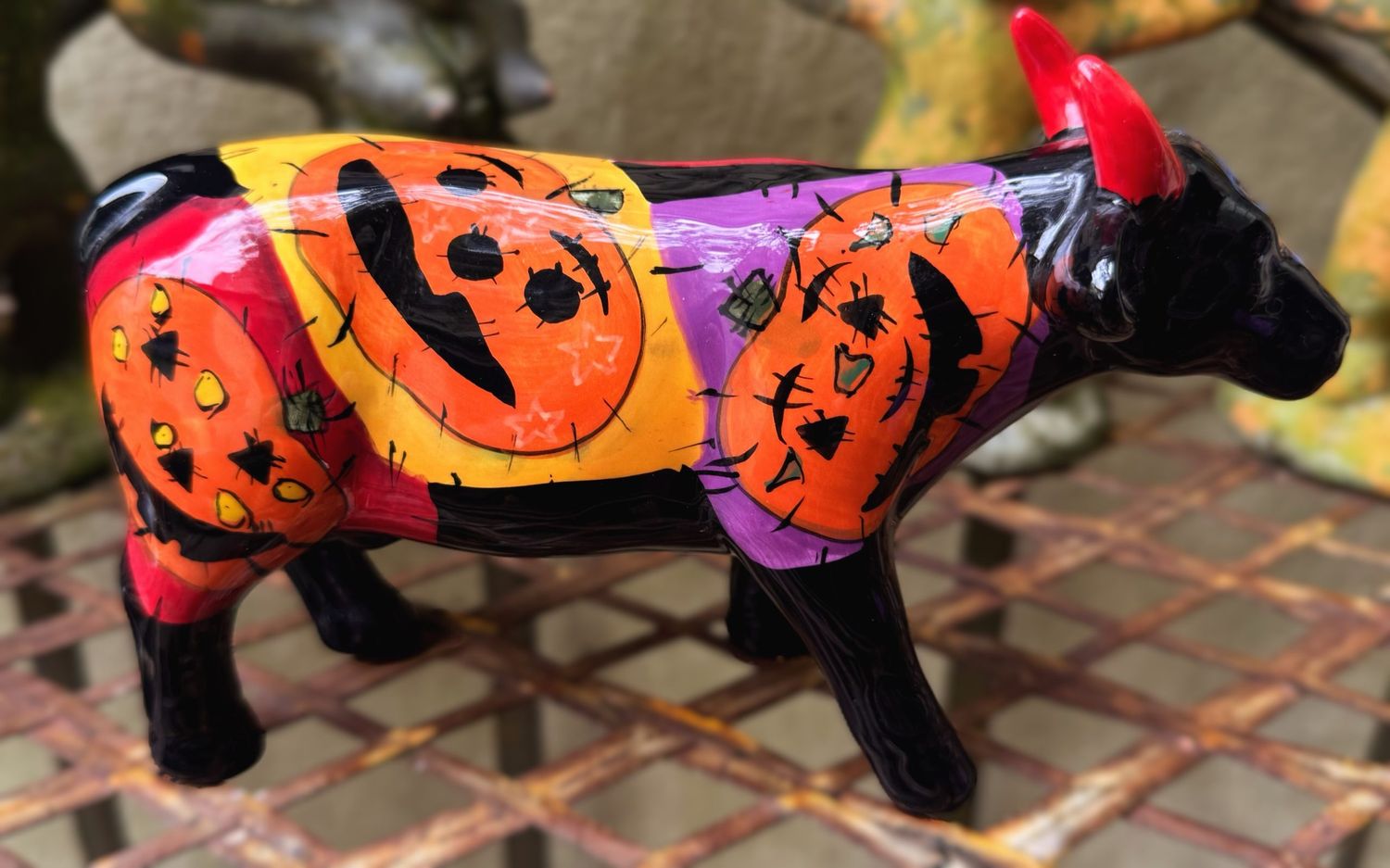 Vintage veelkleurig keramisch stierenbeeld met Halloweenmotieven – ca. 2000 Vintage veelkleurig keramisch stierenbeeld met Halloweenmotieven – ca. 2000