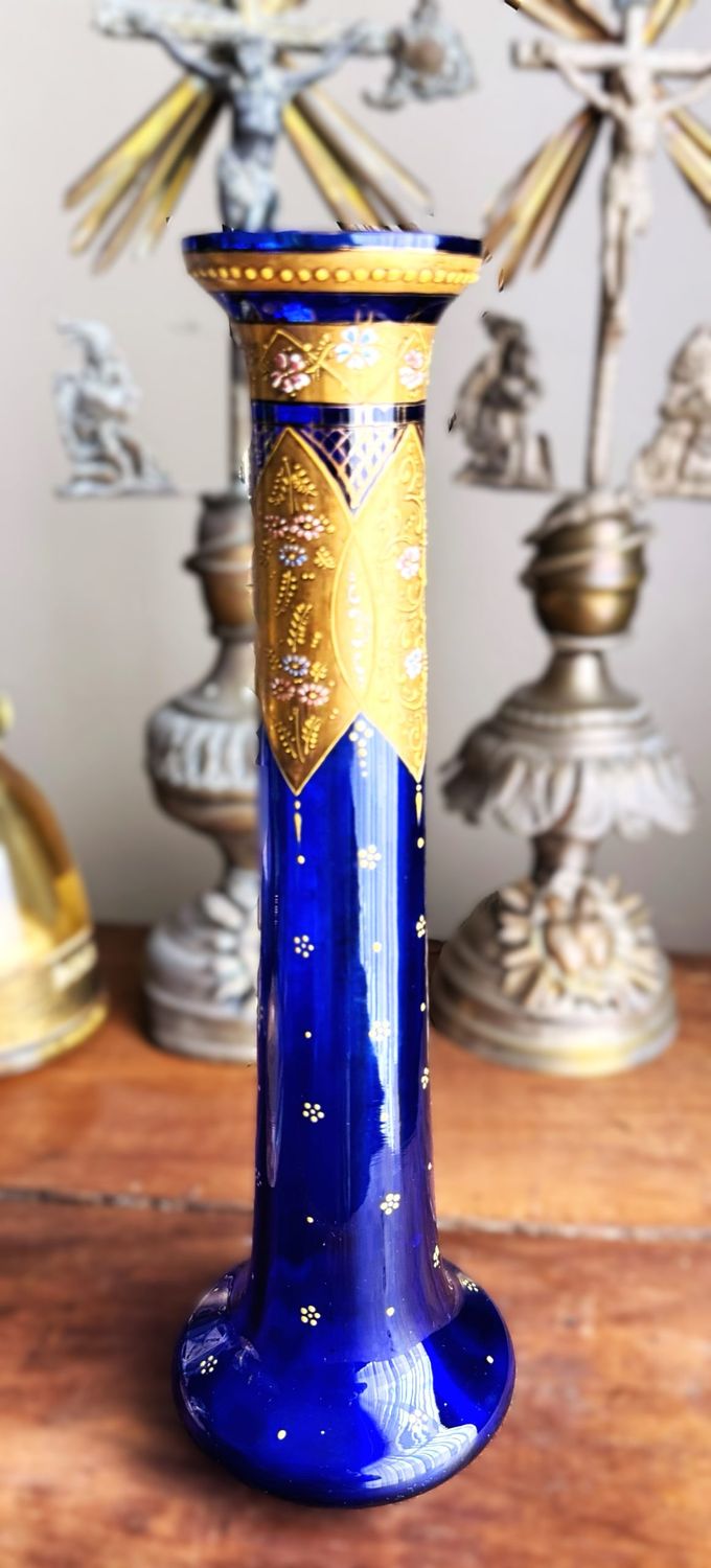 Vintage Boheemse kobaltblauwe kunstglazen vaas met vergulde randen, decoratieve ontwerpen en emaille details  – ca. 1950