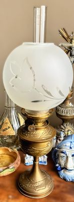Antieke Duitse (1880 - 1900) olielamp van messing met een elegante ronde glazen kap
