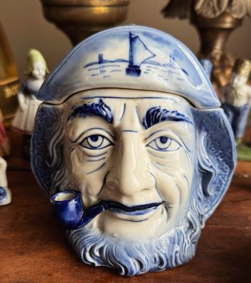Vintage Delfts blauwe tabakspot met pijprokende visserskop – ca. 1950