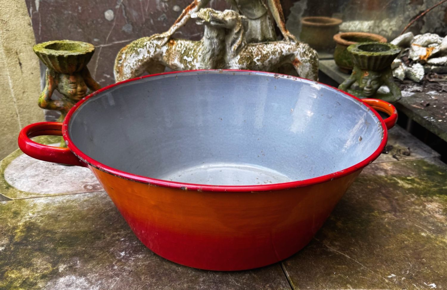 Vintage oranje-rode, binnenin grijs geëmailleerde metalen kom met handvatten – ca. 1950