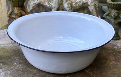 Charmante Oude witte geëmailleerde waskom met marineblauw randje – Frankrijk, jaren ’30