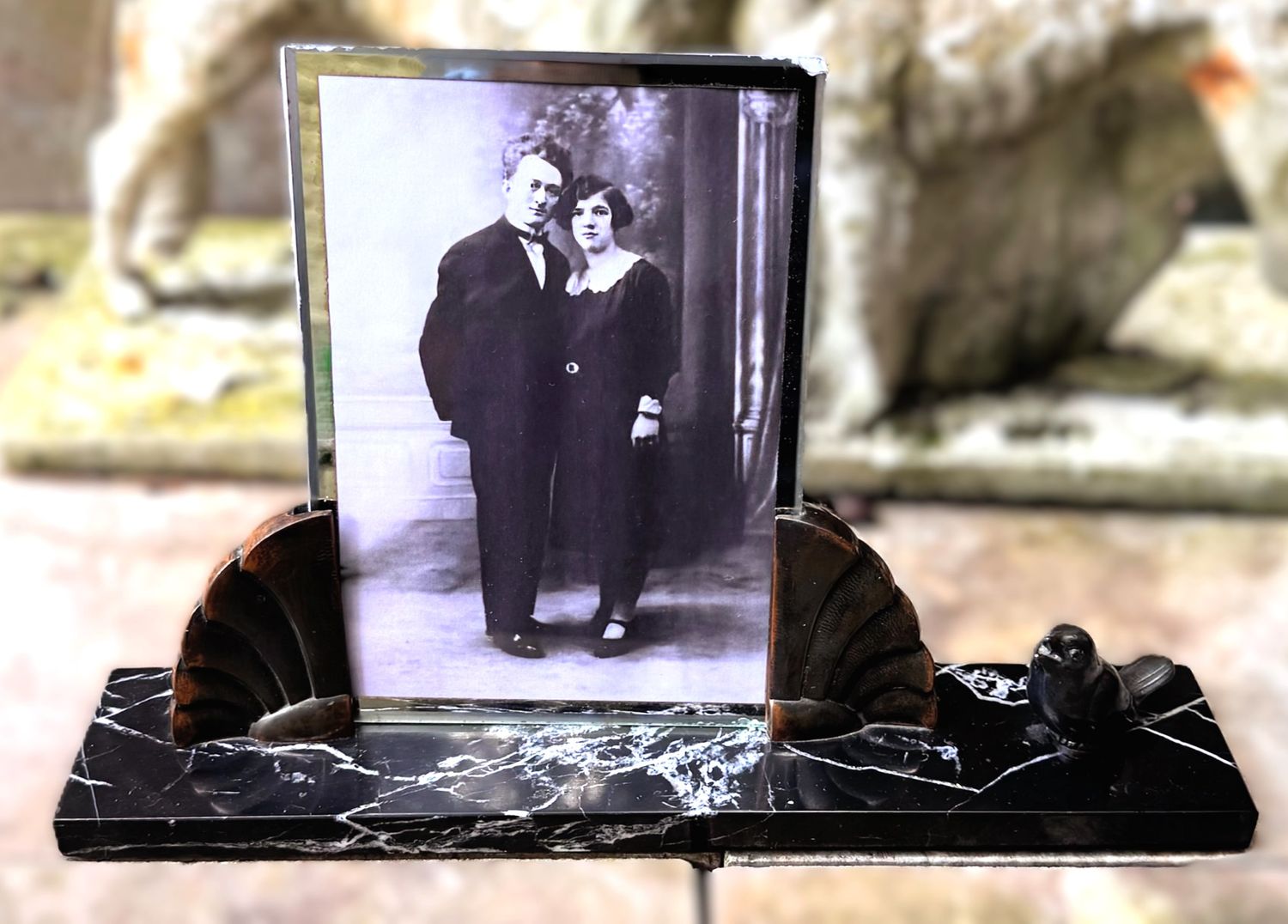 Elegante marmeren Fotolijst met Luxe Waaiervormen en Fijn Vogelbeeldje – ca. 1950