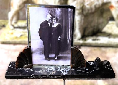 Elegante marmeren Fotolijst met Luxe Waaiervormen en Fijn Vogelbeeldje – ca. 1950