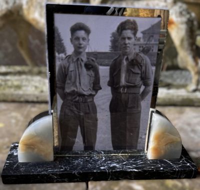 Art Deco Marmeren Fotolijst met Geometrische Patronen en Warme Natuurtinten – ca. 1950 Art Deco Marmeren Fotolijst met Geometrische Patronen en Warme Natuurtinten – ca. 1950