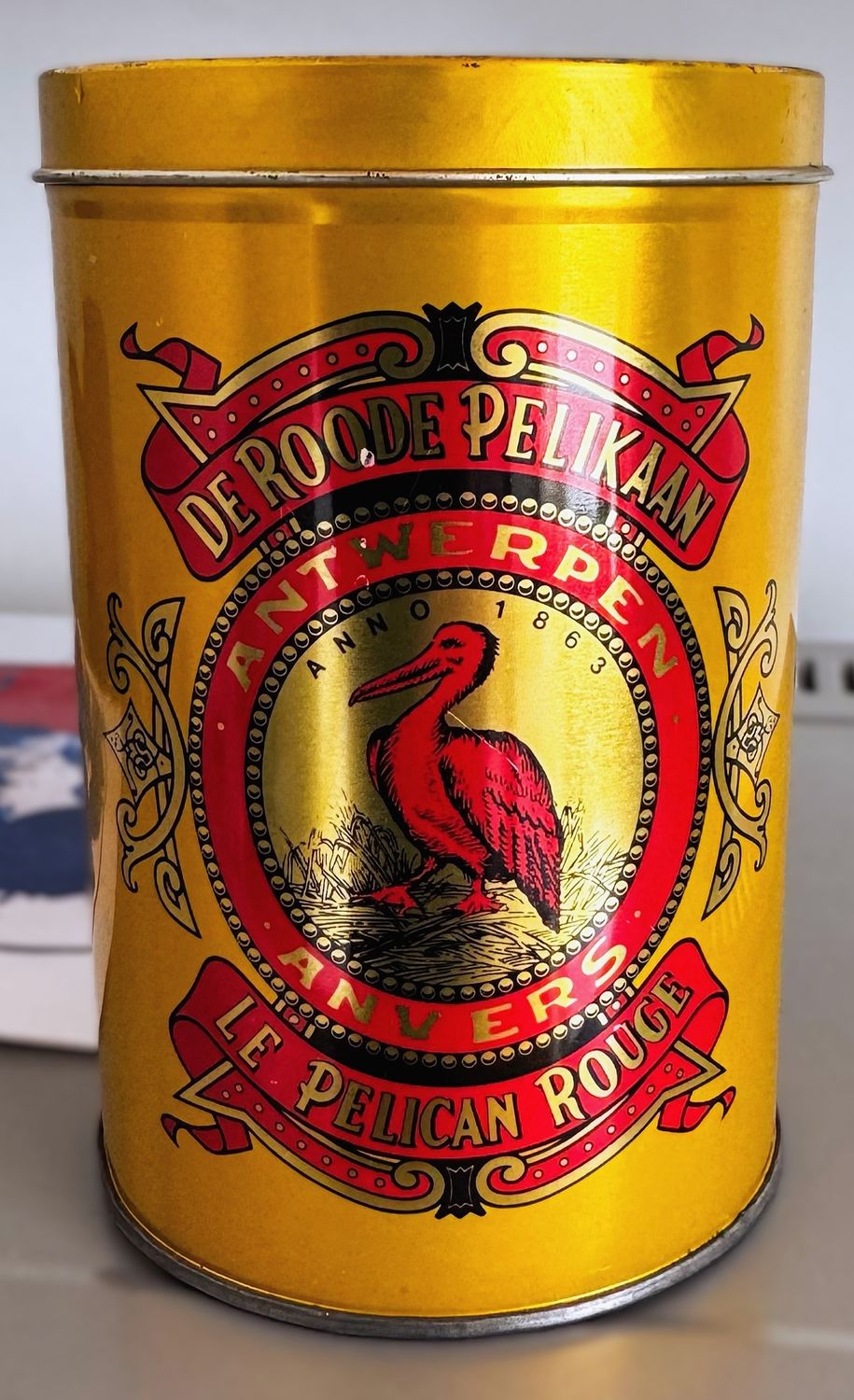 Vintage zeldzaam geel Koffieblik De Roode Pelikaan Antwerpen Le Pelican Rouge Anvers – jaren ’90 Vintage zeldzaam geel Koffieblik De Roode Pelikaan Antwerpen Le Pelican Rouge Anvers – jaren ’90