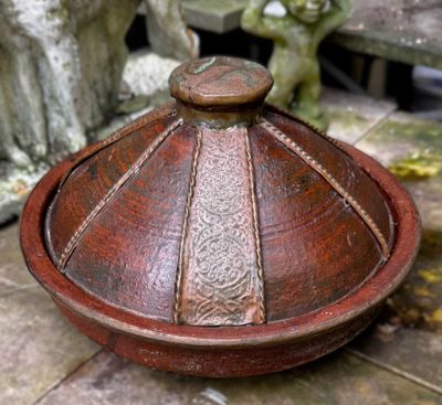 Antieke Marokkaanse Tajine met decoratief gehamerd koperwerk – ca. 20e eeuw