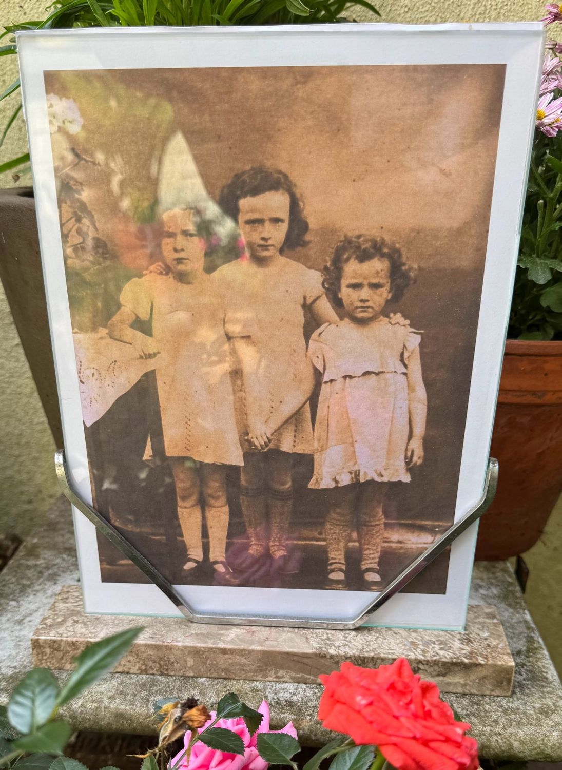 Vintage Fotolijst met Minimalistische Metalen Houder en Luxueuze Marmeren Basis – Stijlvolle Elegantie voor Jouw Mooiste Herinneringen