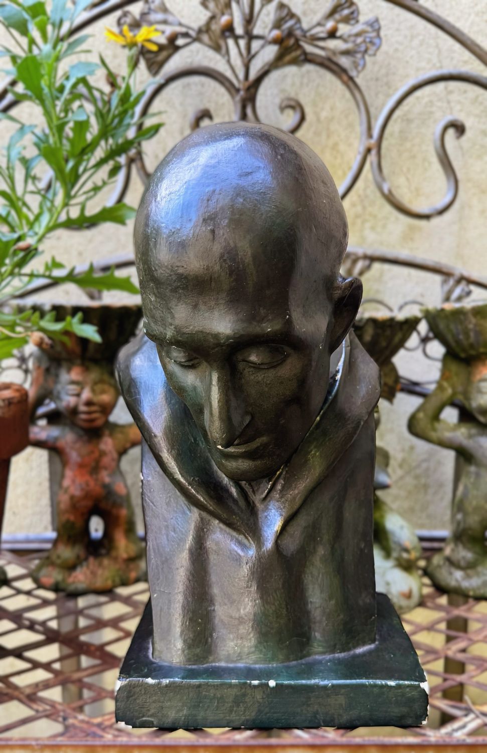 Ingetogen beeld van een Monnik in Meditatieve Houding – Gesigneerd GV d Biest – ca. 20e eeuw