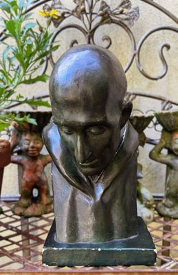 Ingetogen beeld van een Monnik in Meditatieve Houding – Gesigneerd GV d Biest – ca. 20e eeuw