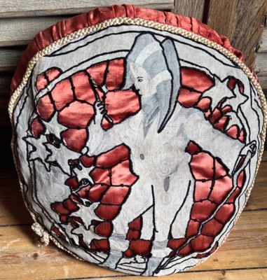 Antiek boudoirkussen – Oranjerood fluweel met Richelieu‑borduurwerk en speelse figuur, vroege 20e eeuw