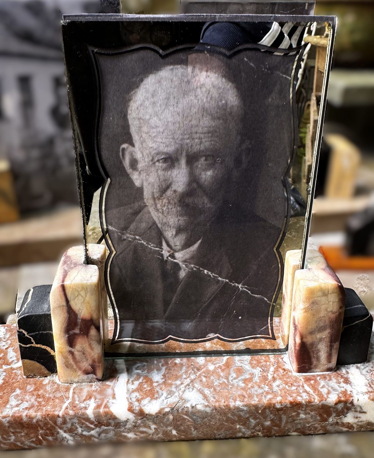 Architecturale Fotolijst met Sculpturale Marmerstructuur en Grafische Vormen – Een Samenspel van Kleur, Vorm en Elegant Evenwicht