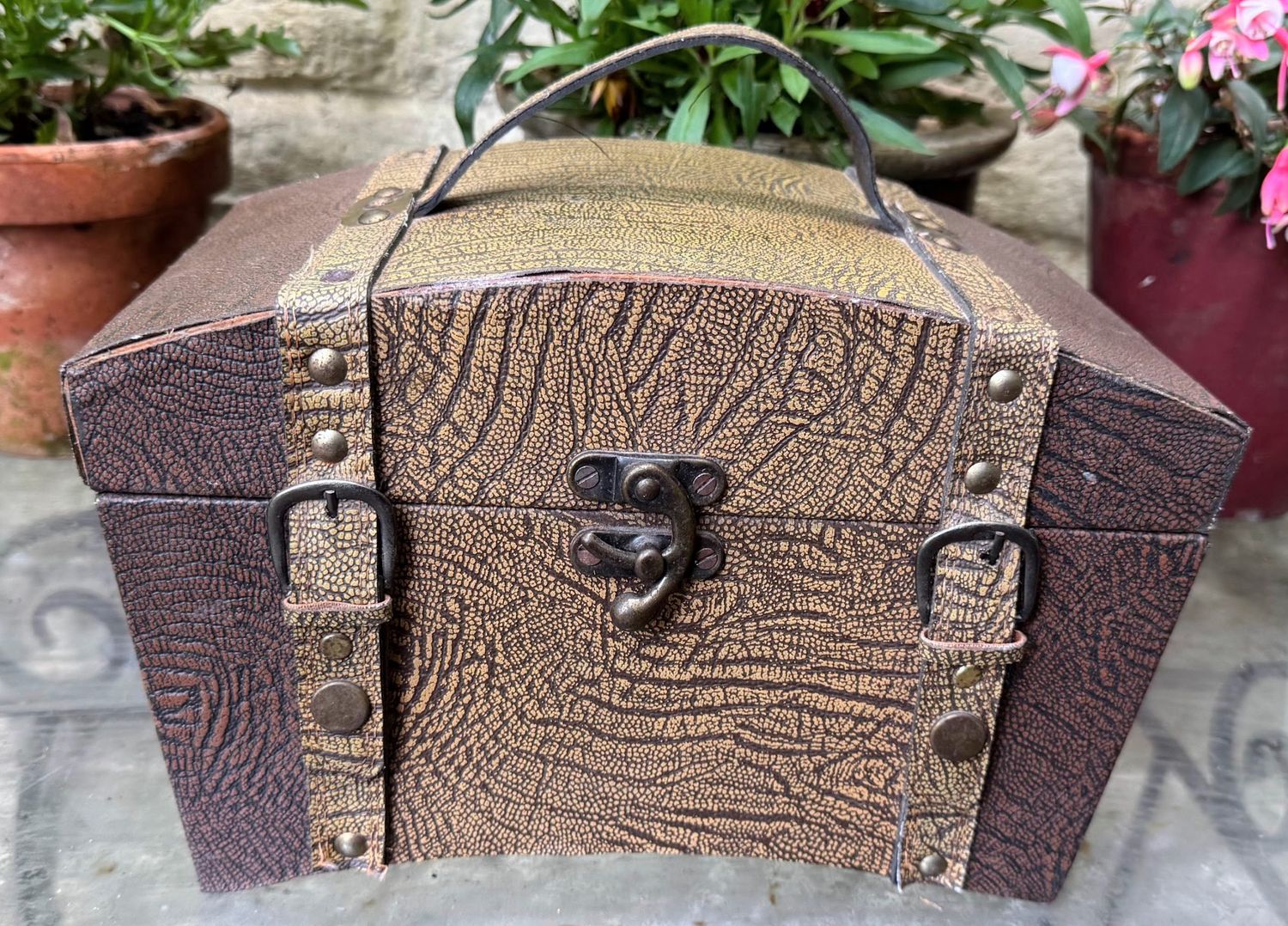 Retro houten Bewaardoos met Lederlook – Warme Bruin- en Goudtinten in Croco-Relief – ca. midden 20e eeuw