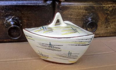 Decoratief Keramisch Driehoekig Potje met Deksel – Vintage Suikerpotje