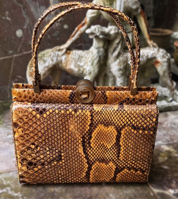 Retro slangenleren handtas met bruin/geel patroon en gouden frame – ca. 1950‑1960