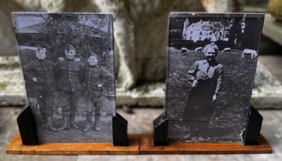 Duo Design – Twee Eigentijdse Houten Fotolijstjes met Minimalistische Lijn en Warme Houtstructuur Duo Design – Twee Eigentijdse Houten Fotolijstjes met Minimalistische Lijn en Warme Houtstructuur