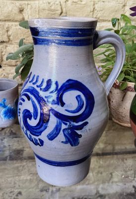 Monumentale Keulse waterkan in zoutgeglazuurd gres aardewerk – een uniek decoratief stuk (ca. 64 cm) - ca. 1900