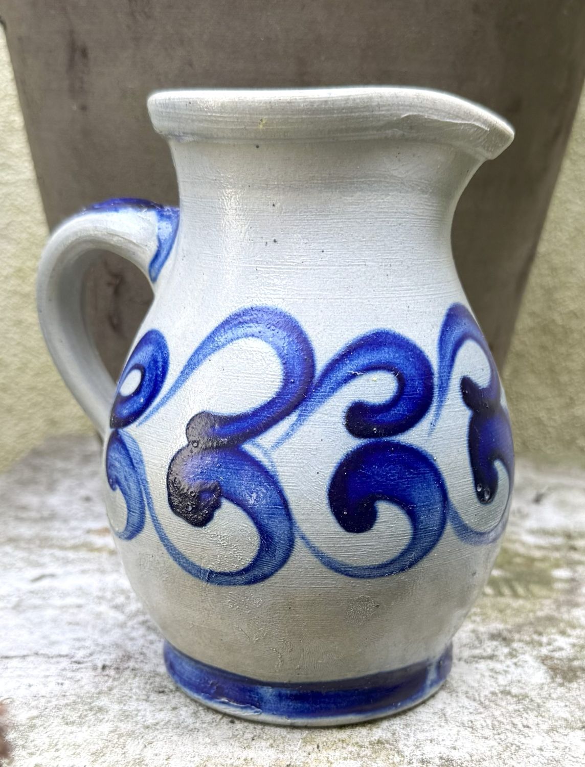 Brocante Keulse bolkaraf van ½ liter in zoutgeglazuurd aardewerk – ca. 1950