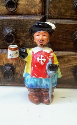 Vintage Porseleinen Musketier Decanters – 2 Exemplaren uit de Jaren ’50 (ook apart verkrijgbaar)