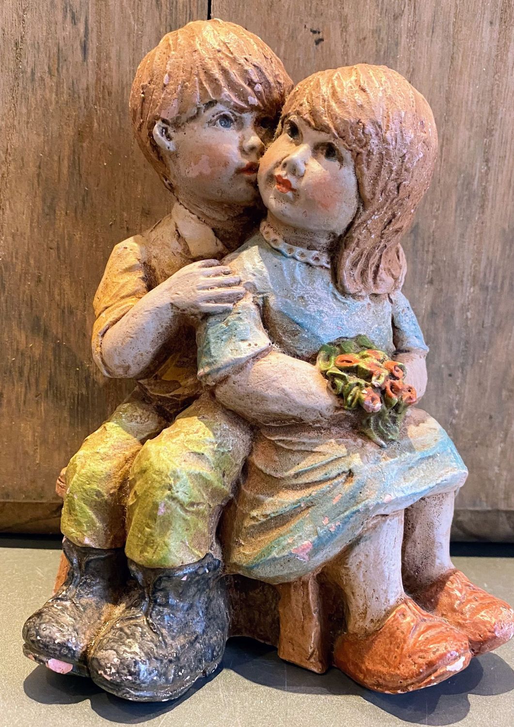 ​Polychrome sculptuur Geert Kunen knuffelend paar kinderen Belfeld Holland ca. 1990