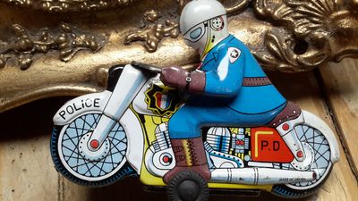 Zeldzame tinnen politiemotorfiets met agent – Japan Haji Mansei jaren ’50