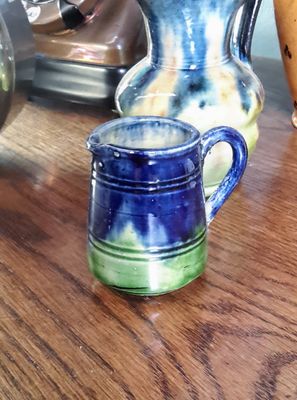 Charmant Vlaams melkkannetje in levendig blauw-groen aardewerk