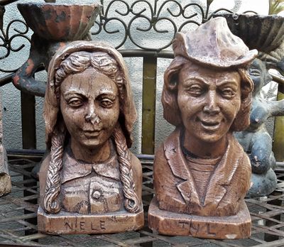 Set van Tijl- en Nelebuste in aardewerk – folklore in houtstructuur