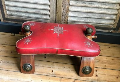 Arabische kameelkruk met lederen sterrenmotief en koperen details – handgemaakt decorstuk