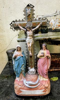 Antiek Frans Calvariebeeld Christus aan het kruis– Consummatum Est – gepolychromeerd gips, ca. 1900