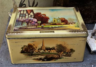 Bensons Toffee blik “The Plough Inn” – vintage charme in pastel