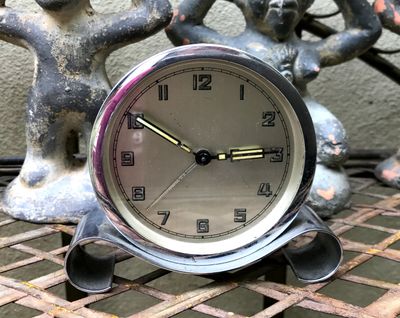 Art Deco chromen wekker met decoratieve basis – ca. 1930