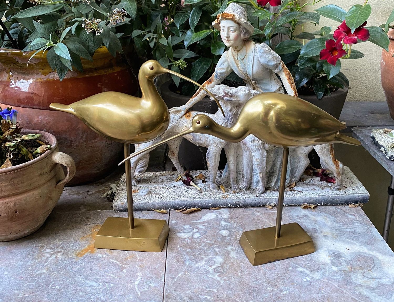 Uniek paar vintage steltlopers – Italië, goudkleurige messing sculpturen op verstevigde staander