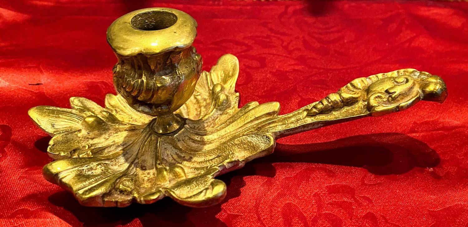 Franse bronzen bedkandelaar in Rococo-stijl met druivenbladgreep, ca. 1880