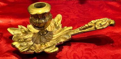 Franse bronzen bedkandelaar in Rococo-stijl met druivenbladgreep, ca. 1880