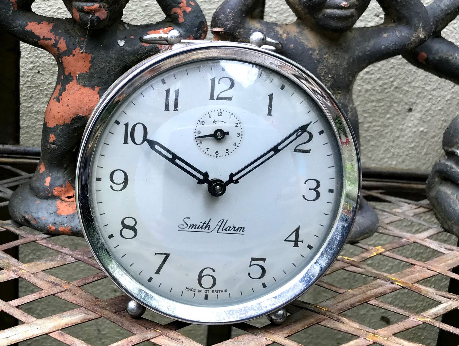 Crème‑blauwe Smith wekker met chromen ring – ca. 1950 made in Britain