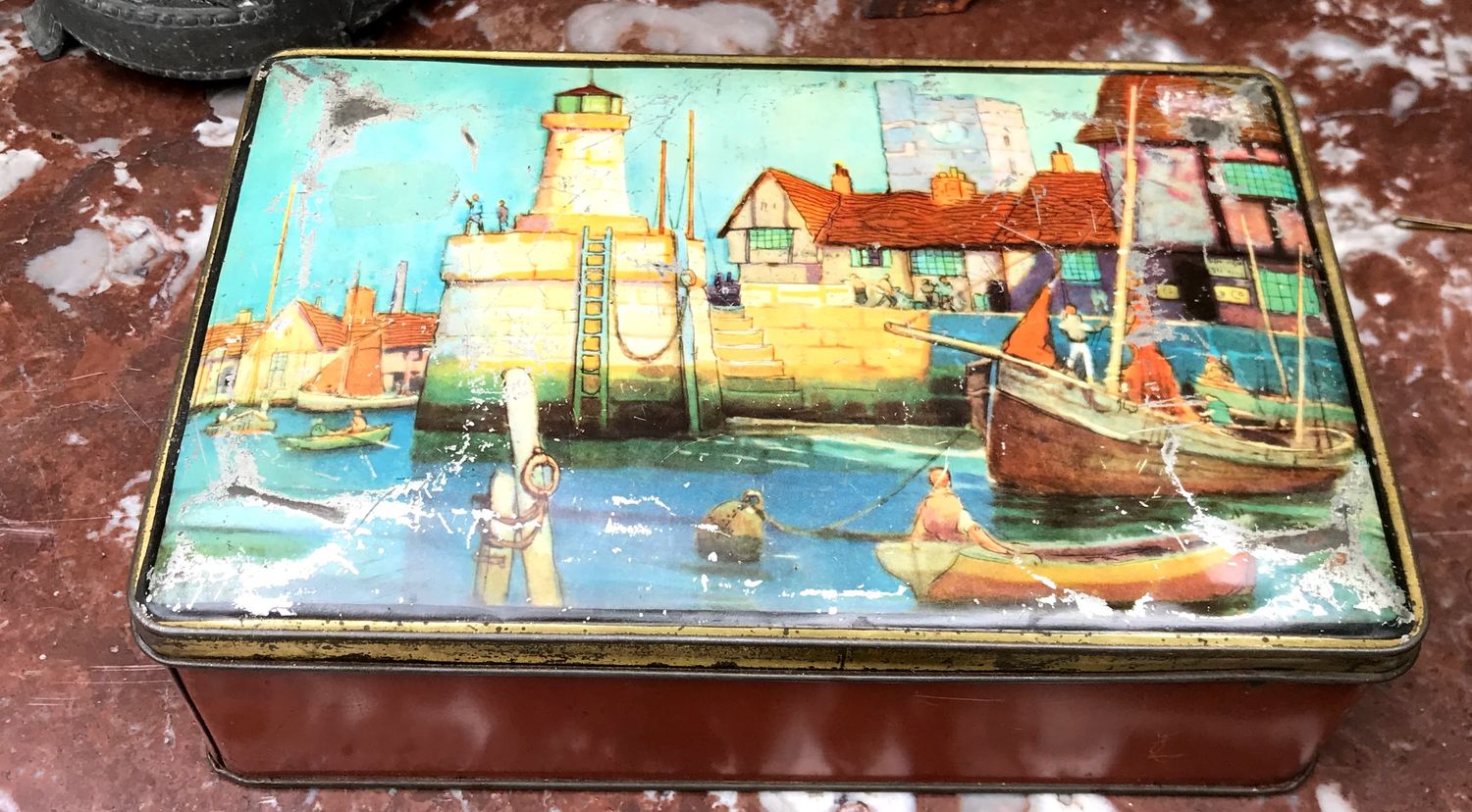 Vintage Mackintosh’s Toffee blik met havenillustratie – ca. 1950