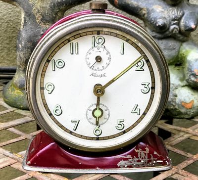 Robuuste rode wekker – Kienzle, Duitsland ca. 1940–1950