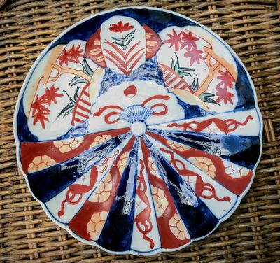 ​Chinese Imari schotel – Mao-periode, handbeschilderd porselein (ca. 1950)