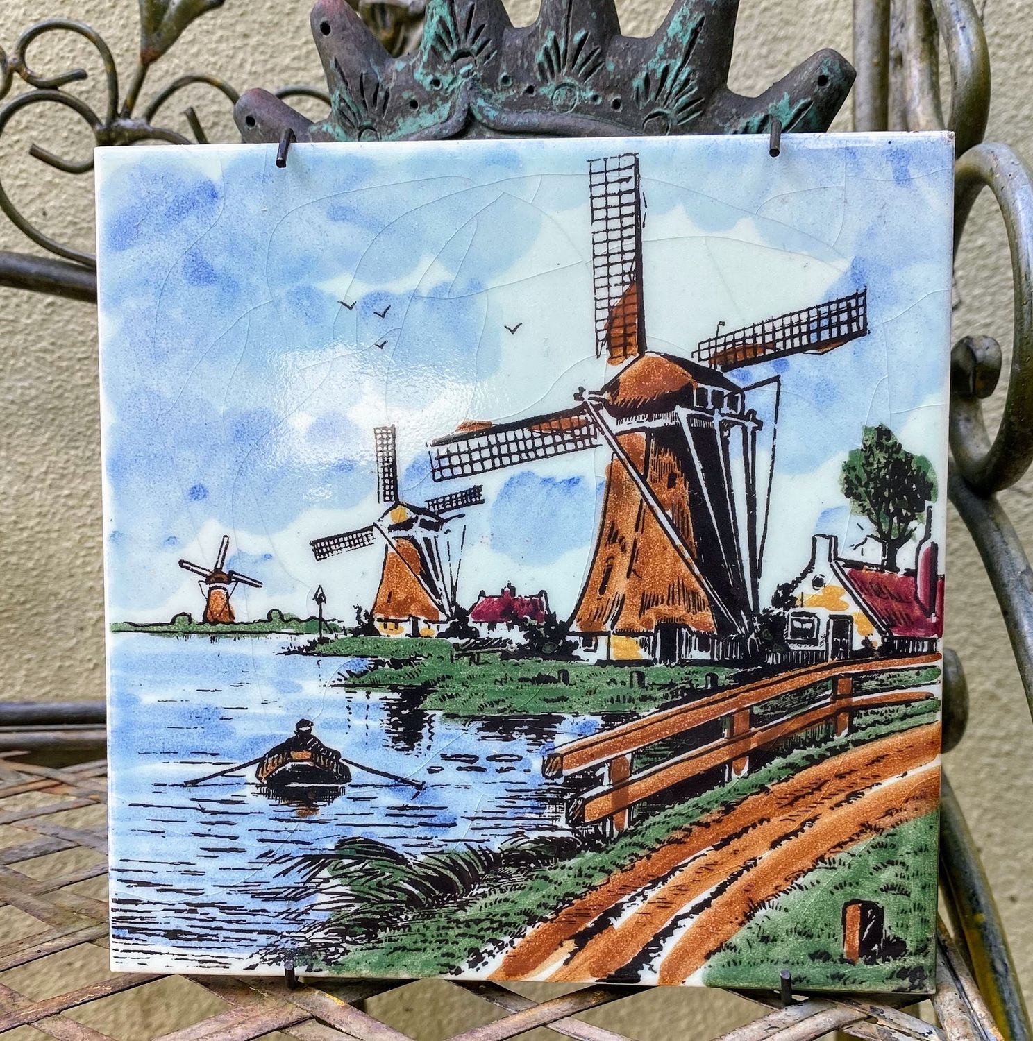 Vintage Delftse polychrome keramische wandtegel – Hollandse molens en woning ca. 1950