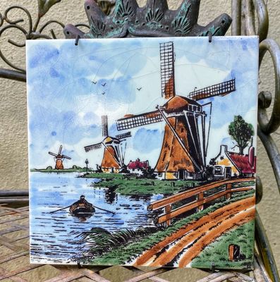 Vintage Delftse polychrome keramische wandtegel – Hollandse molens en woning ca. 1950