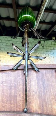 Zeldzame decoratieve groene tulp Wandlamp met siersmeden bladeren en steel